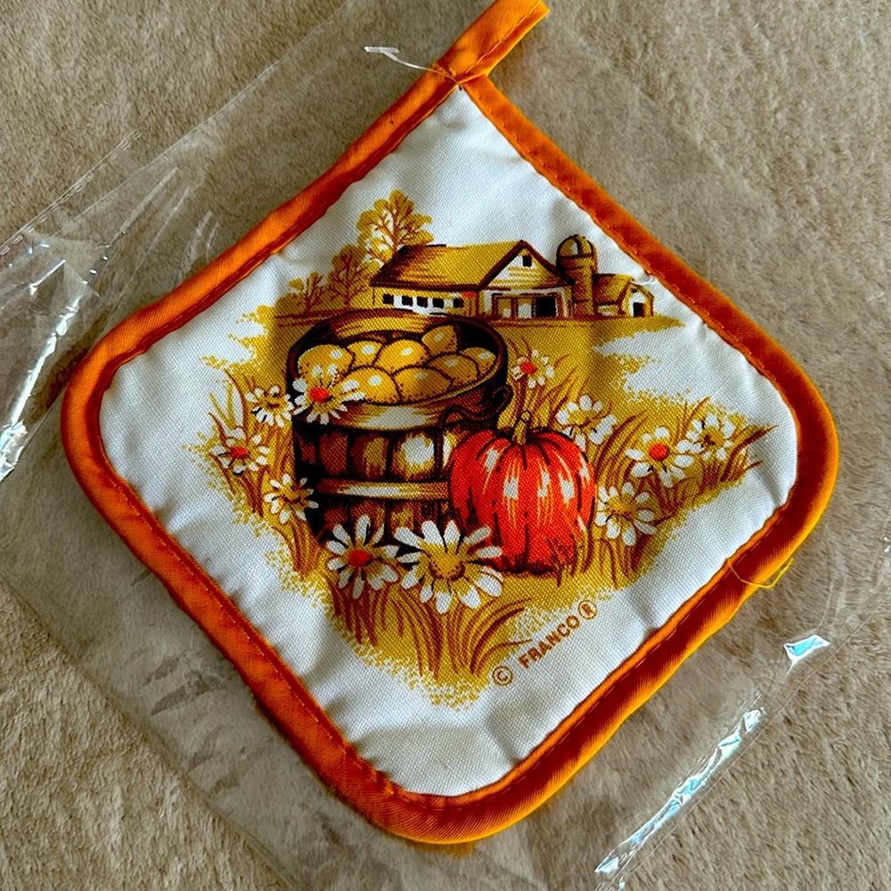 Vintage 70s Franco Quilted Pot Holder. Lovely harvest with barn
